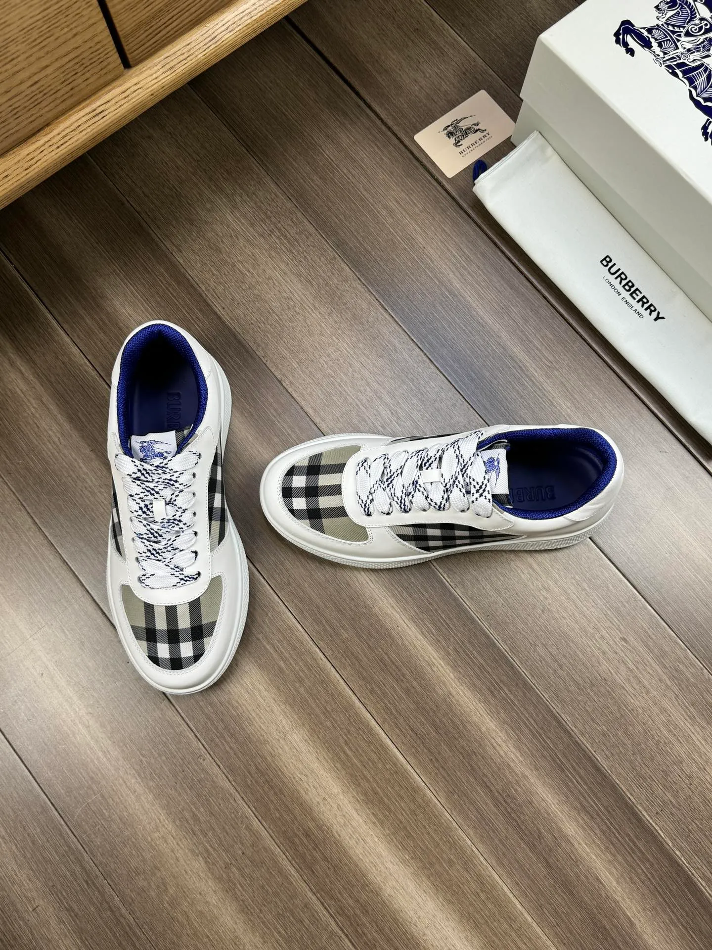 P400 [BURBERRY] Burberry - Upper: imported 🔝 Napa calfskin, brand totem cloth, tongue brand cloth label - Inner lining: canvas lining, - Outsole: rubber; two-color molded outsole - Super high quality control·Fine workmanship: highlighted (high-end·luxury·grade) -Size: 38-44 (Male 45, can be customized)